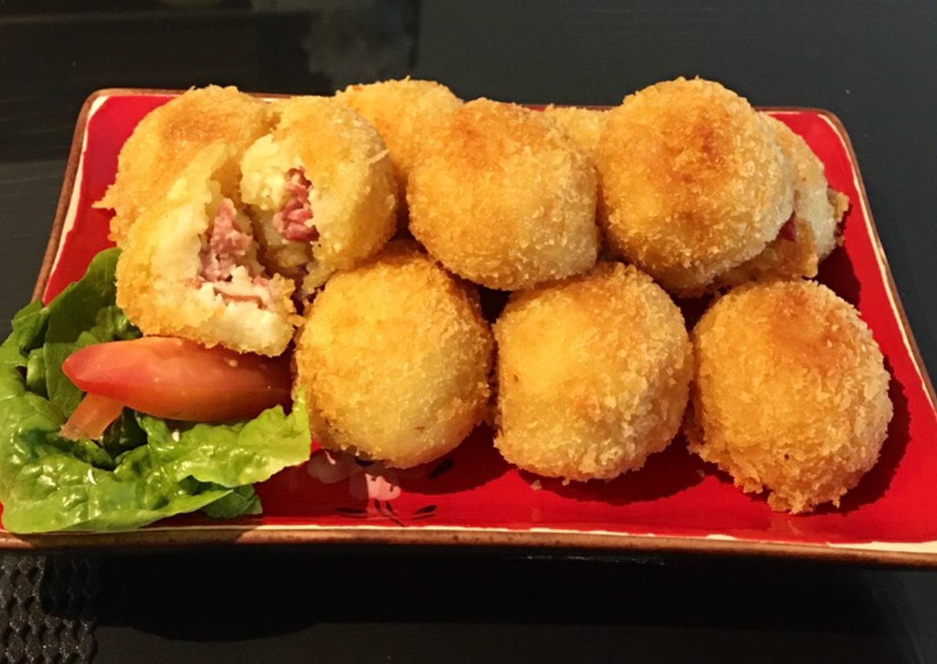 Bola bola kentang (isi smoke beef,keju,mayones)