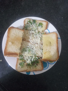 ચીઝ ગાર્લિક બ્રેડ (Cheese Garlic Bread Recipe In Gujarati) રેસીપી મુખ્ય ફોટો