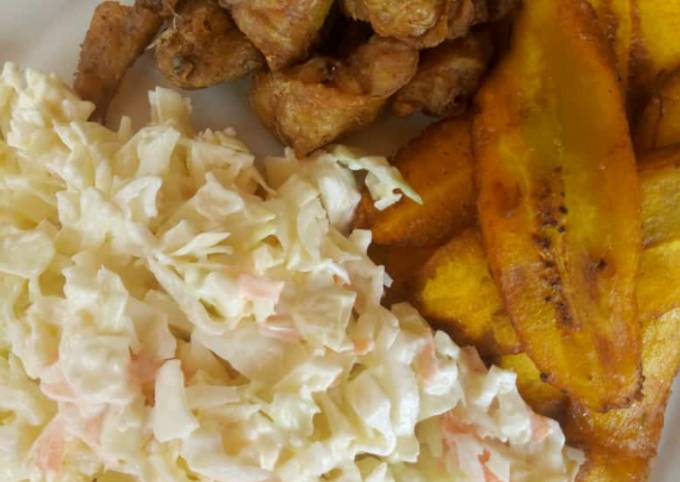 Fried plantain with coleslaw and fried chicken