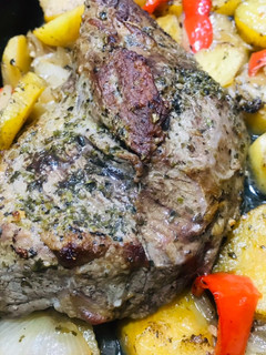 Una foto de Carne horneada al vino 🍷♥️