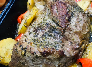 Una foto de Carne horneada al vino 🍷♥️