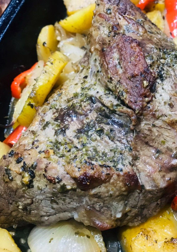 Una foto de Carne horneada al vino 🍷♥️