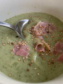 Una foto de Crema rápida de calabacín con menta