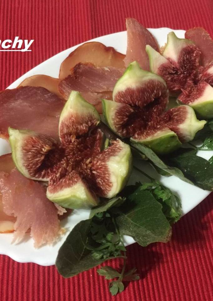 Una foto de Higos verdales con lomo Ibérico Aliñados