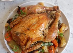 Foto resep Roasted Chicken with Vegetables and gravy