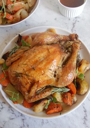 Foto resep Roasted Chicken with Vegetables and gravy
