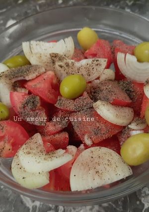 Une photo de Salade de tomates et oignon 🍅🧅🫒