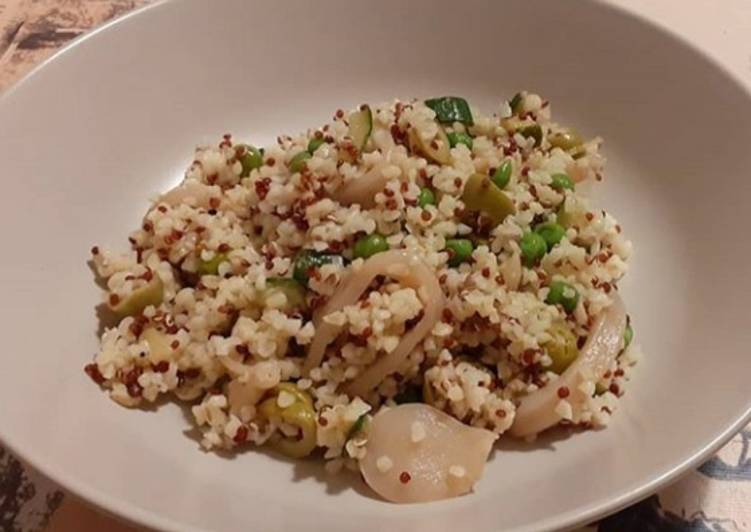 Steps to Prepare Super Quick Homemade Burgul e quinoa con totani zucchine e piselli