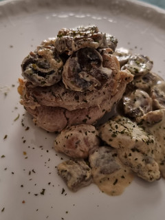 Una foto de Solomillo de cerdo con nata y champis