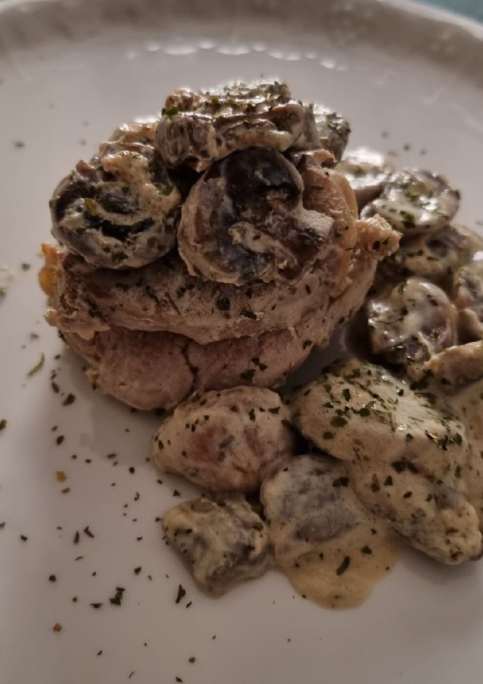 Una foto de Solomillo de cerdo con nata y champis