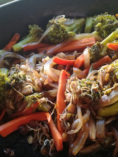 Una foto de Brotes de lentejas en salteado de verduras
