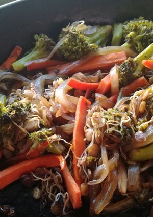 Una foto de Brotes de lentejas en salteado de verduras