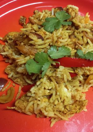 A picture of Pineapple-fried rice with chicken and cashew nuts.