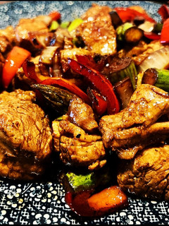 Una foto de Solomillo de ternera al wok ahumado listo en ¡10 minutos!