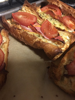 Una foto de Tostas de jamón