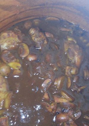 Una foto de Pollo con champiñones en chile pasilla a la Mario