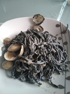 Una foto de Espaguetis negros con gambas y almejas
