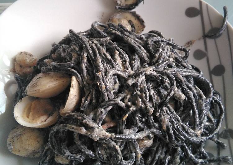 Espaguetis negros con gambas y almejas