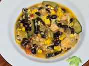 Una foto de pechuga de pollo y frijoles negros