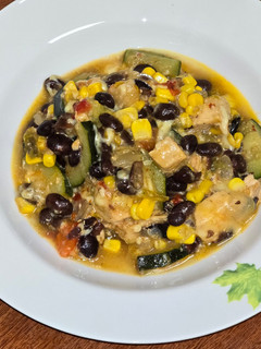 Una foto de Pollo tex mex con calabacín