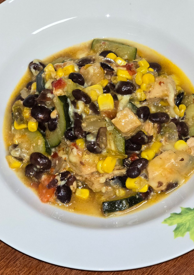 Una foto de Pollo tex mex con calabacín