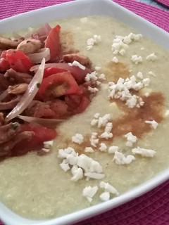 Una foto de Guiso de quinua con saltado de pollo