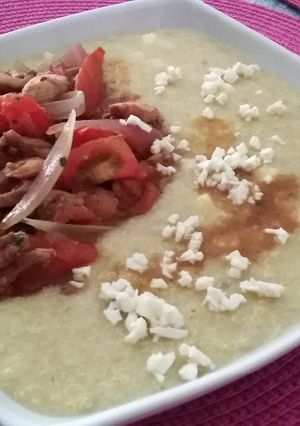 Una foto de Guiso de quinua con saltado de pollo