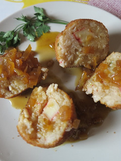 Una foto de Albóndigas de arroz y surimi (Con salsa oriental de mandarina)