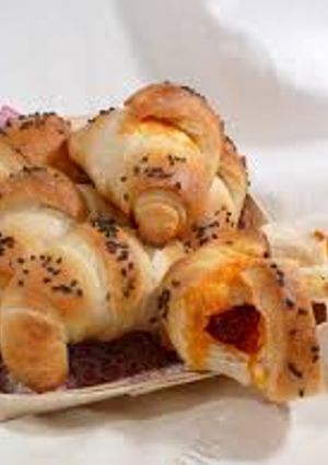 Una foto de Cuernos de masa de hojaldre rellenos de chorizo