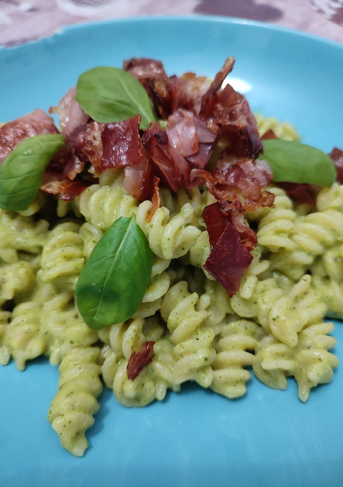 Foto di Fusilli con crema di zucchine e speck