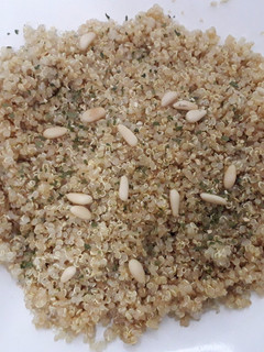 Una foto de Quinoa con salsa de soja y piñones