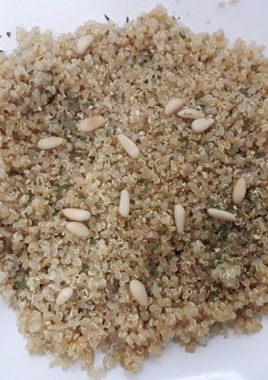 Una foto de Quinoa con salsa de soja y piñones