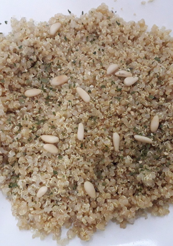 Una foto de Quinoa con salsa de soja y piñones