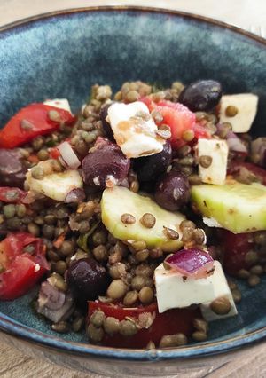 Une photo de Fakes salata-Salade de lentilles aux tomates et à la Feta
