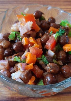 A picture of Black chana chaat.