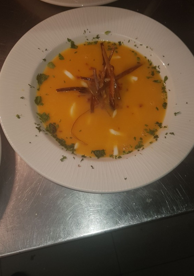 Una foto de Cremita de calabaza con crujiente de jamón rico rico