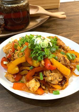 清冰箱料理!鐵板起司洋蔥甜椒雞肉炒泡麵 的食譜成品照片