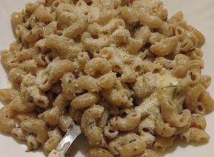 Una foto de Fideos coditos con crema de gorgonzola