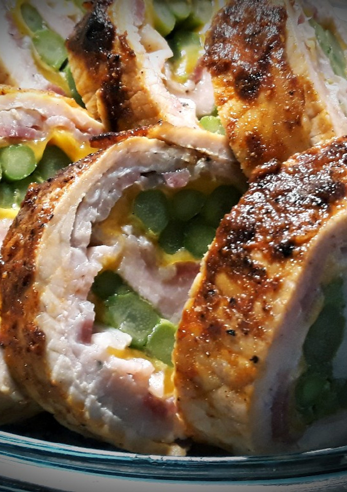 Una foto de Tronco de lomo relleno de panceta, queso cheddar y espárragos