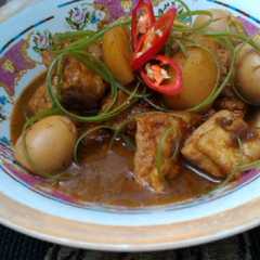 รูปของ Semur TkT (tahu, kentang, telur puyuh)