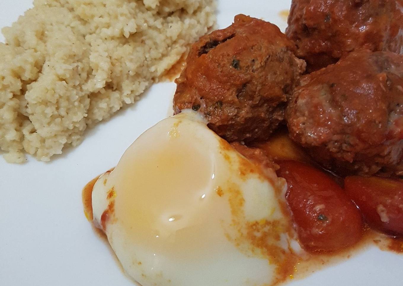 Keftas con huevo y cous cous