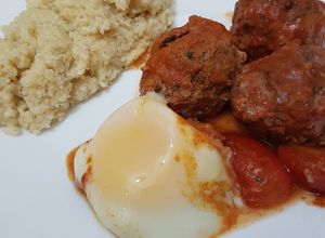 Una foto de Keftas con huevo y cous cous