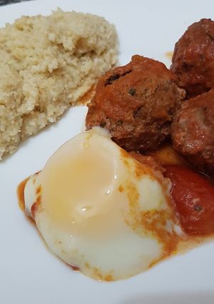 Una foto de Keftas con huevo y cous cous