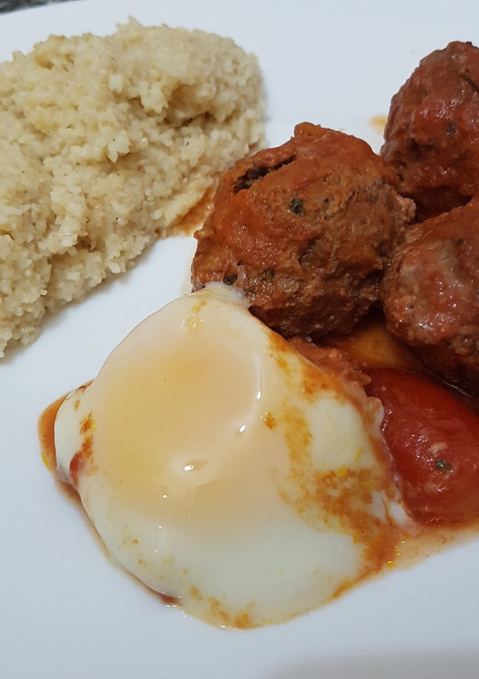 Una foto de Keftas con huevo y cous cous