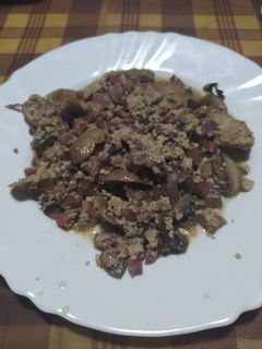 Una foto de Salteado de champiñones con jamón en chefbot