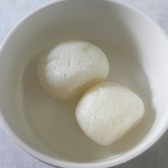 A picture of Bengali sponge rasgulla in cooker.