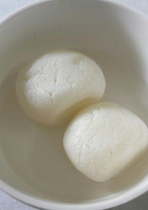 A picture of Bengali sponge rasgulla in cooker.