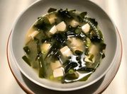 Gambar miso soup dengan dashi
