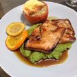 Salmón a la naranja miel y limón c/ tomate relleno