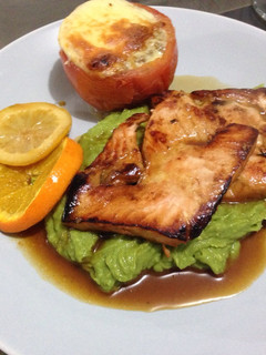 Una foto de Salmón a la naranja miel y limón c/ tomate relleno